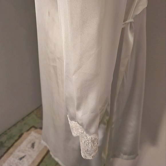 Jones New York White Satin Robe Tie - Picture 4 of 4